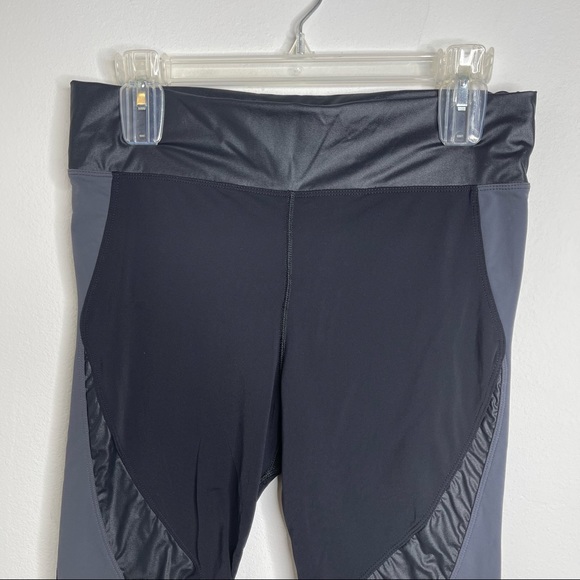 Charli Cohen Designer Activewear HighWaist Laser
Capri Legging Large Retail $275 - Picture 5 of 13